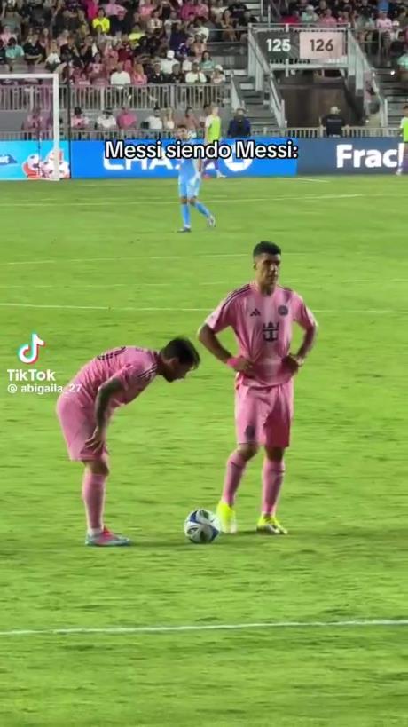 哈哈！梅西擺任意球偷偷往前挪被裁判抓包
