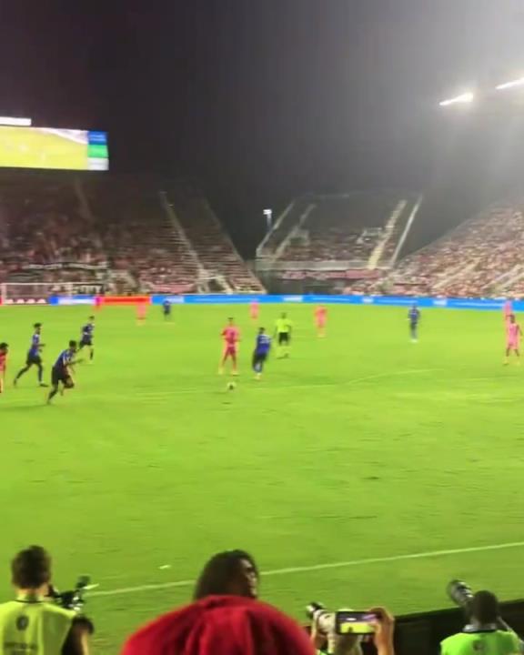 梅老板為了給蘇亞雷斯送個助攻，也是拼了啊