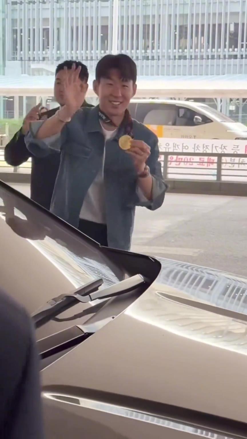 衣錦還鄉(xiāng)！孫興慜返回韓國，眾多女球迷讓其把歐聯(lián)獎牌戴上